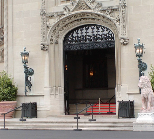 006_Entrance_to_Vanderbilt_Mansion.jpg